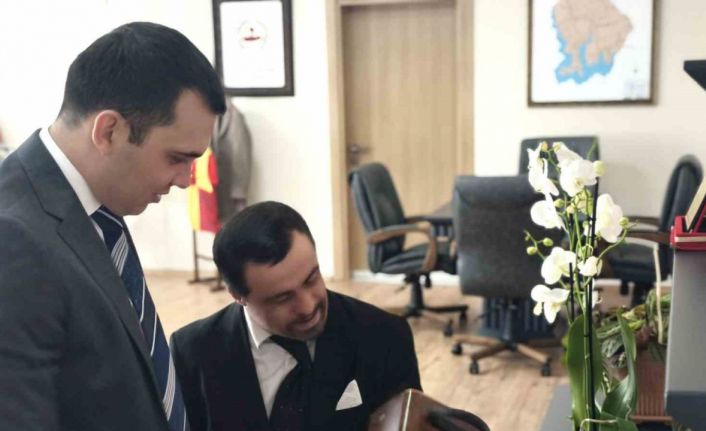 Kaymakam Zor, down sendromlu Kemal’i makamında ağırladı