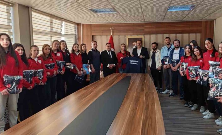 Kaymakamdan şampiyon kızlara eşofman hediyesi