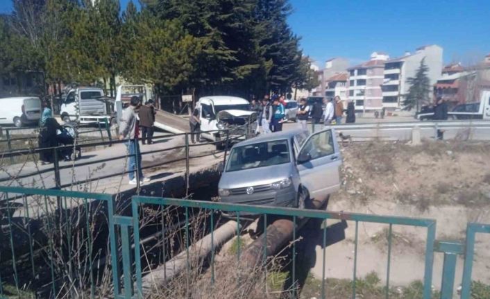 Kaza sonrası araç borularının üstünde asılı kaldı
