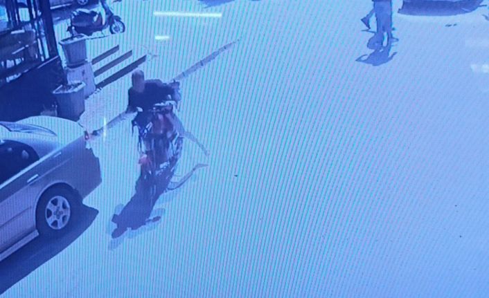 Kaza yapan motosiklet sürücüsü acısını unutup motosikleti kaçırdı, tedavi için yaya olarak geri geldi