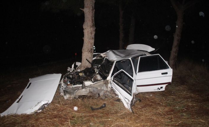 Kazada ağaca çarpan otomobil hurdaya döndü: 2 yaralı