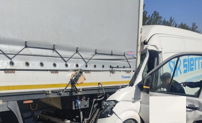 Kazada araçta sıkışan sürücüyü itfaiye kurtardı