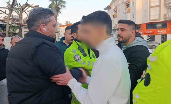 Kazayı gören vatandaş ‘trafik polisi’ rolüne girince ortam gerildi