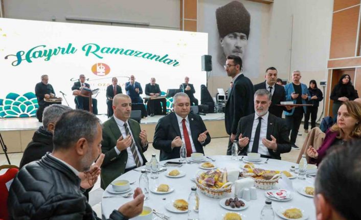 Keçiören Belediye Başkanı Özarslan ilk iftarı otobüs esnafı ile yaptı