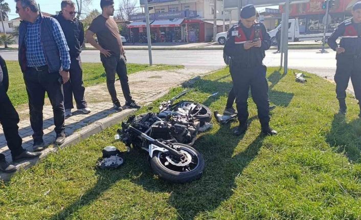 Kırmızı ışık ihlali yapan motosiklet kamyonetle çarpıştı: 1’i ağır, 2 yaralı