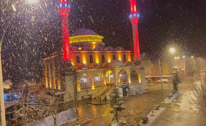 Kış geri döndü, Kastamonu’ya lapa lapa kar yağdı