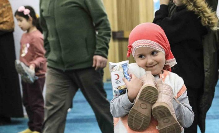 Kızılay Gönüllüleri’nin ayakkabılara bıraktığı hediyeler çocukların yüzünü güldürdü
