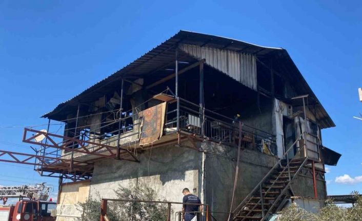 Kızını alevlerin arasında gören baba, onu son anda kurtardı