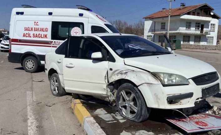 Kontrolden çıkan otomobil refüje çıktı: 1 yaralı