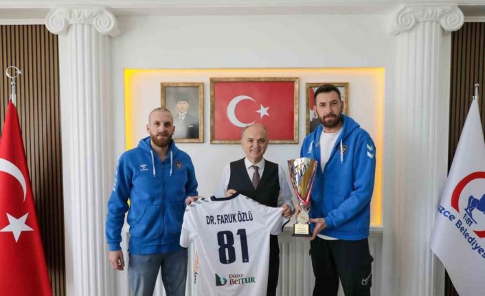 Konuralp Beyleri başarılarını Özlü ile paylaştı