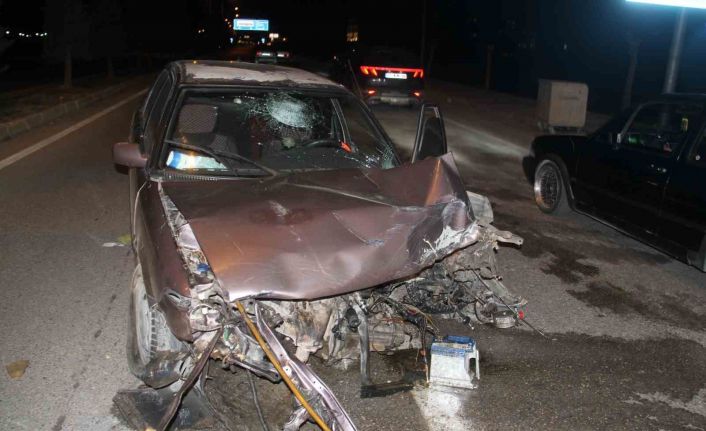 Konya’da lastiği patlayan otomobil direğe çarptı, sürücüsü yaralandı