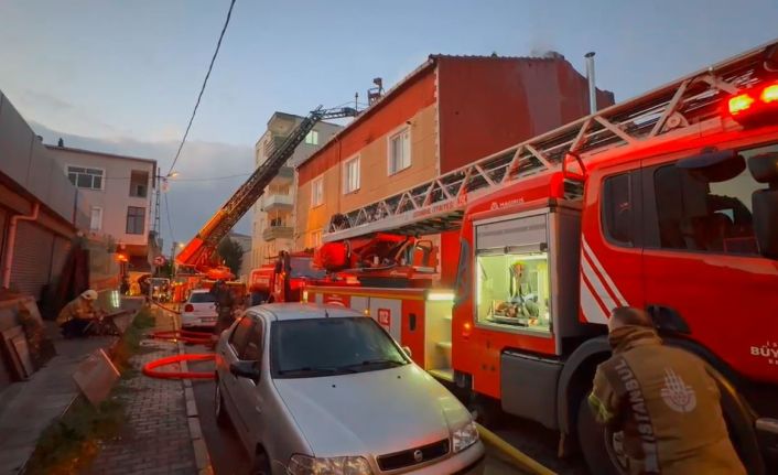 Küçükçekmece’de iftar vaktinde korkutan çatı yangını