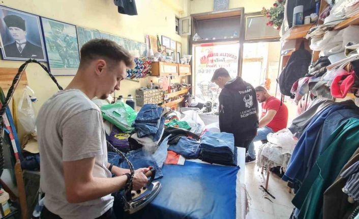Kuşadası’nda berberler ve terziler sabaha kadar çalıştı