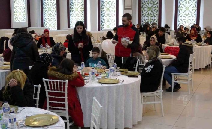 Kütahya Vakıflar Bölge Müdürlüğü’nden yetim çocuklara bayramlık desteği