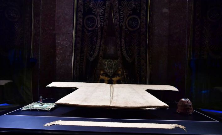 Kutsal emanetlerden Hırka-i Şerif ziyarete açıldı