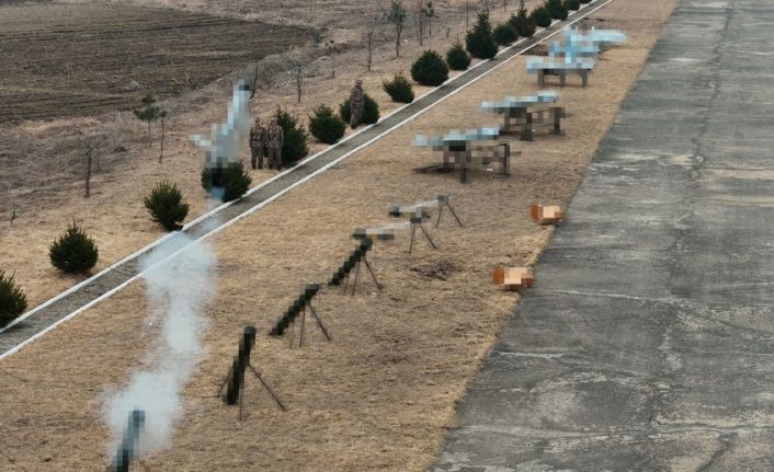 Kuzey Kore, erken ihbar ve kontrol uçağı olduğu düşünülen hava aracını ilk kez görücüye çıkardı