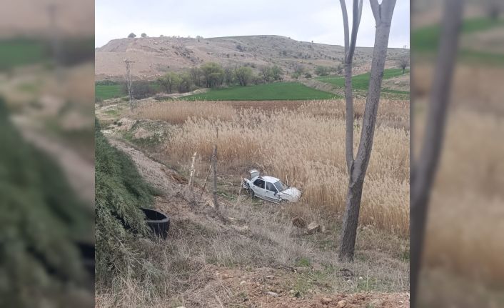 Lastiği patlayan otomobil şarampole yuvarlandı: 1 yaralı