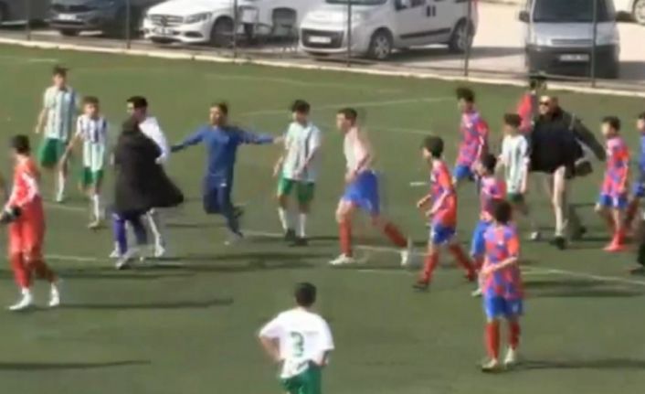 Maçın bitiş düdüğüyle birlikte futbolcu, teknik heyet ve taraftarlar birbirine girdi