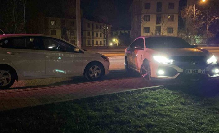 Maddi hasarla atlatılan kaza sonrası sürücüler arasında tartışma çıktı