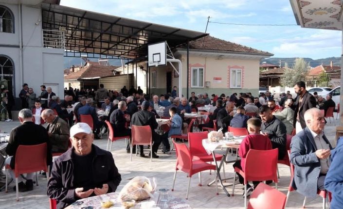 Mahalleli geleneksel bayram yemeğinde buluştu