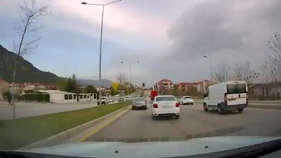 Makas atarak ilerleyen sürücüye 9 bin lira ceza kesildi