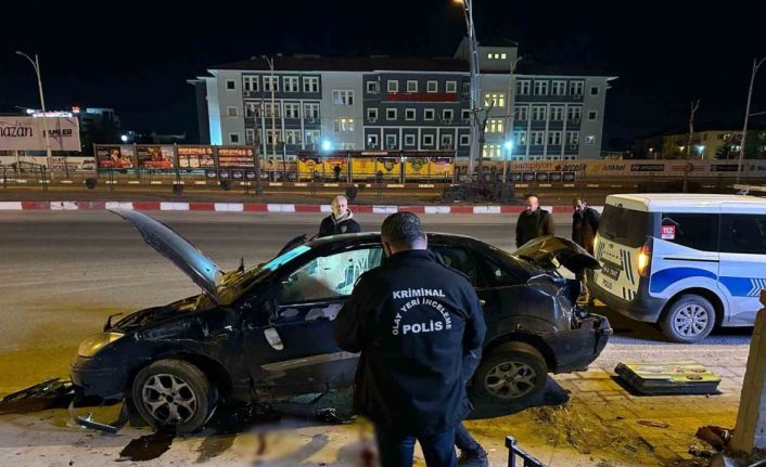 Malatya’da araç önce kaldırıma, sonra duvara çarptı: 1 ölü, 1 yaralı