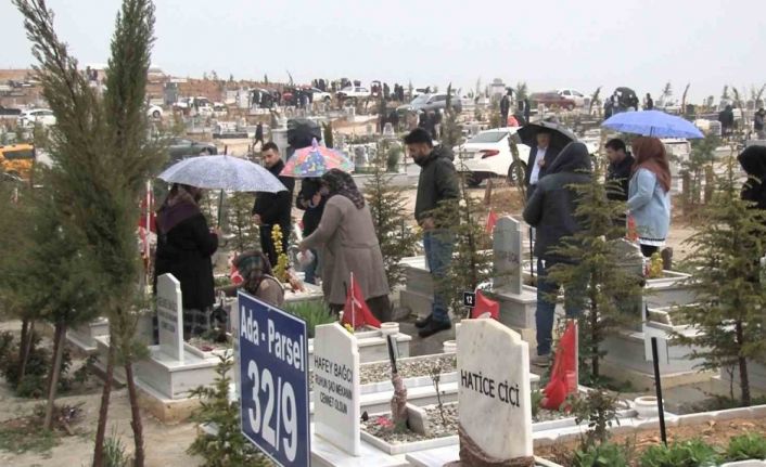 Malatya’da mezarlıkta hüzünlü bayram