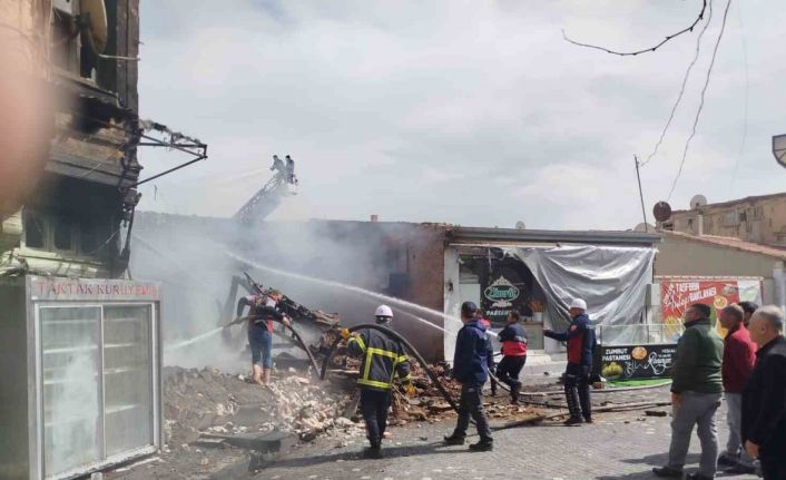 Manifatura dükkanında çıkan yangın da alevler metrelerce yükseğe çıktı