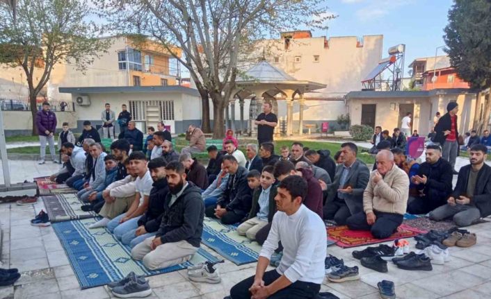 Manisalılar bayram namazında camileri doldurdu