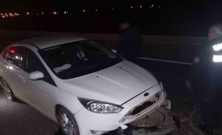 Mardin’de seyir halindeki otomobilin sürücüsü, tırdan fırlayan tekerin çarpması sonucu yaralandı