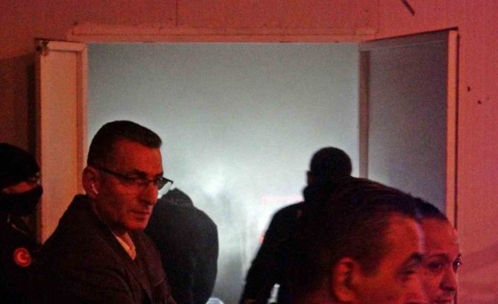 Marketten çıkan dumanlar ekipleri alarma geçirdi