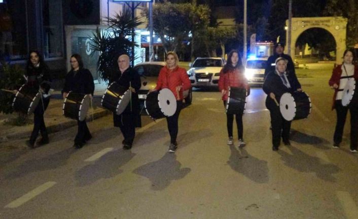 Mersin’de kadın davulcular vatandaşları manilerle sahura uyandırdı