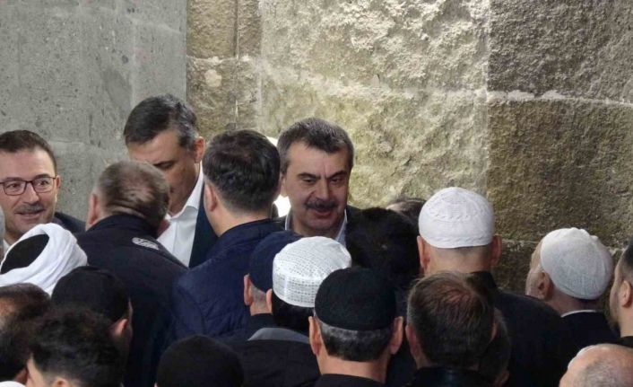 Milli Eğitim Bakanı Yusuf Tekin, bayram namazını Ulu Cami’de kıldı, vatandaşlarla bayramlaştı