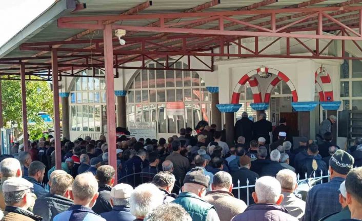 Minik Çınar Berk, dualarla son yolculuğuna uğurlandı