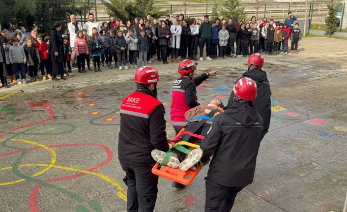 Minikler afet bilincini tatbikatla deneyimleyerek öğrendi