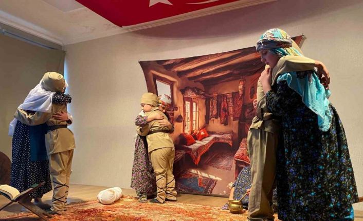 Miniklerden duygulandıran "18 Mart" gösterisi