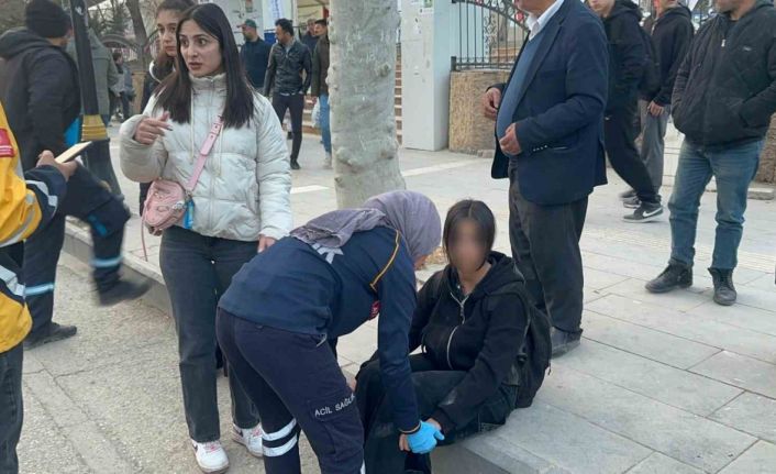 Motosiklet önce otomobile sonra durakta bekleyen çocuğa çarptı: 1 yaralı