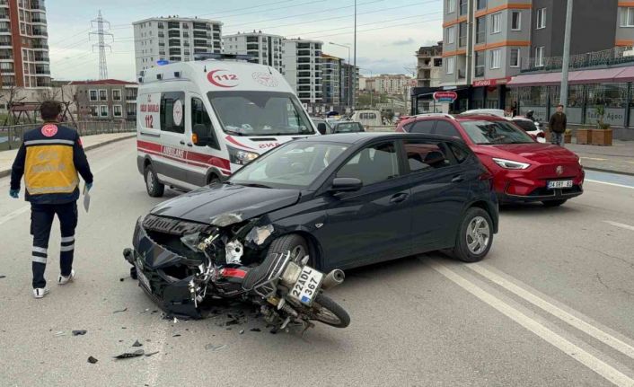 Motosiklet otomobile ok gibi saplandı: 1 yaralı