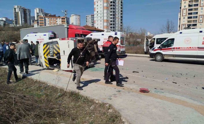 Öğrenci servisi ile hafif ticari araç çarpıştı: 10 yaralı