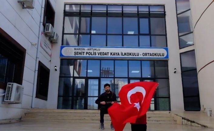 Öğrenciler Mardin’in tarihi yerlerinde Çanakkale türküsünü seslendirdi
