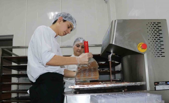 Öğrencilerden gece vardiyalı bayram hazırlığı, 5 bin 500 paket çikolata satıldı