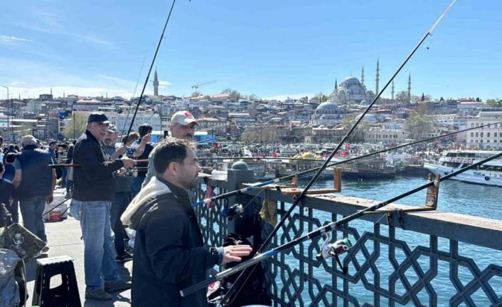 Olta balıkçıları bayramda Galata Köprüsü’ne akın etti