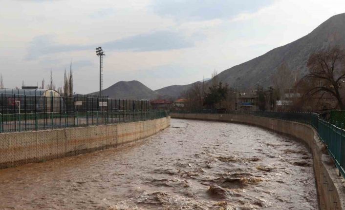 Oltu Çayı yine coşmaya başladı