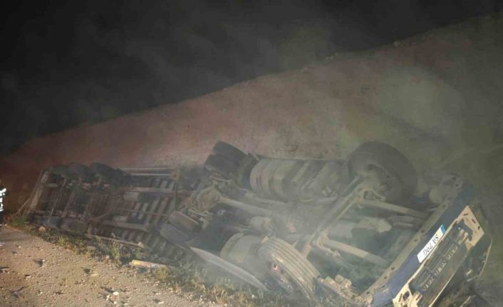 Ölüm virajı yine can aldı: Tır hurdaya döndü, sürücü hayatını kaybetti