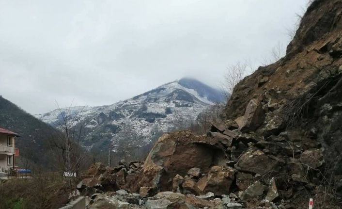 Ordu’da heyelan: Karayolu ulaşıma kapandı