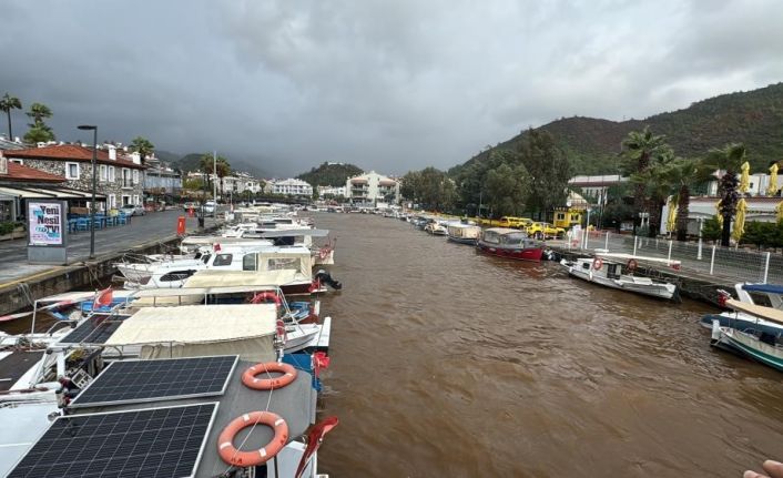 Orman yangınları erozyonu tetikledi, Marmaris’te denizler de olumsuz etkilendi