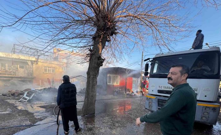 Osmaniye’de konteynerde çıkan yangın söndürüldü
