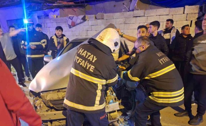 Otomobil aydınlatma direğine çarptı: 2 yaralı