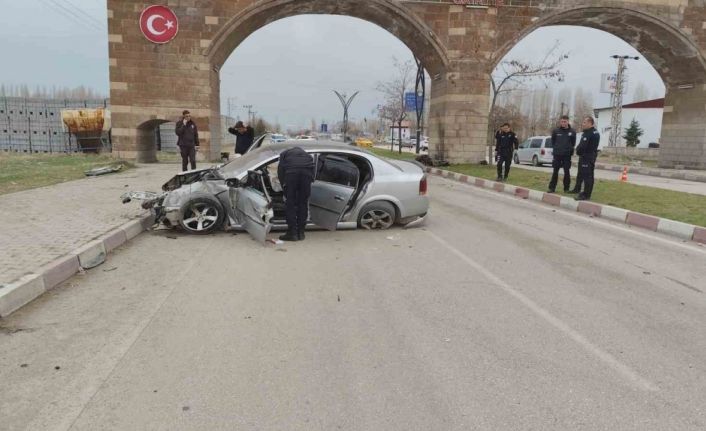 Otomobil ilçe girişindeki kemerin ayağına çarptı: 3 yaralı