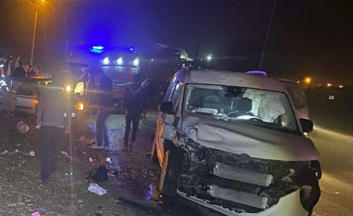 Otomobil ile hafif ticari araç çarpıştı: 3’ü çocuk 4 yaralı